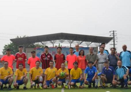 中鐵二局足球隊(duì)來(lái)訪成都鐵路工程學(xué)校，雙方共獻(xiàn)精彩比賽。