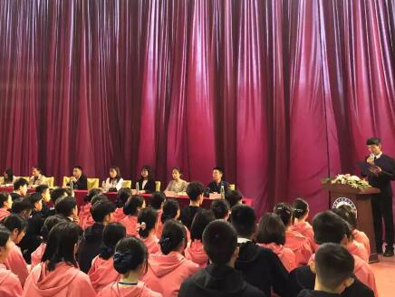 祝賀成都華大醫(yī)藥衛(wèi)生學(xué)校2019屆團(tuán)委.學(xué)生會干部培訓(xùn)班順利開班