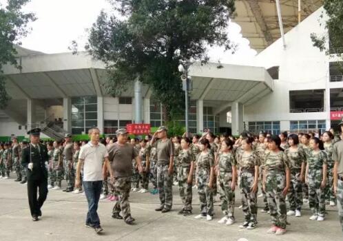 四川華西衛(wèi)生學(xué)校(華西衛(wèi)校)新生軍訓(xùn)匯報(bào)表演及總結(jié)大會(huì)