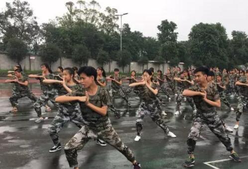 四川華西衛(wèi)生學(xué)校(華西衛(wèi)校)新生軍訓(xùn)匯報(bào)表演及總結(jié)大會(huì)