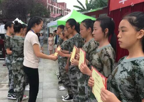 四川華西衛(wèi)生學(xué)校(華西衛(wèi)校)新生軍訓(xùn)匯報(bào)表演及總結(jié)大會(huì)