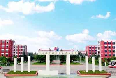 四川托普計(jì)算機(jī)職業(yè)學(xué)校校園大門(mén)